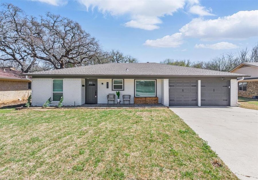 920 Meadowbrook Drive, Grapevine, TX 76051